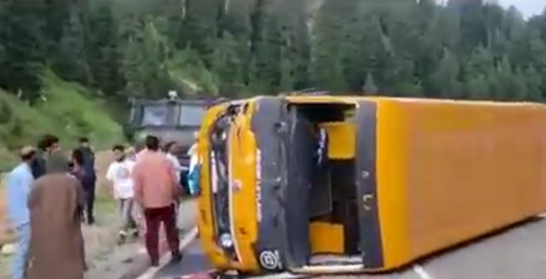BREAKING:School bus topples, several students injured in Kashmir
