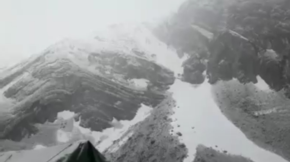 Watch video Snowfall Starts in this famous place in kashmir