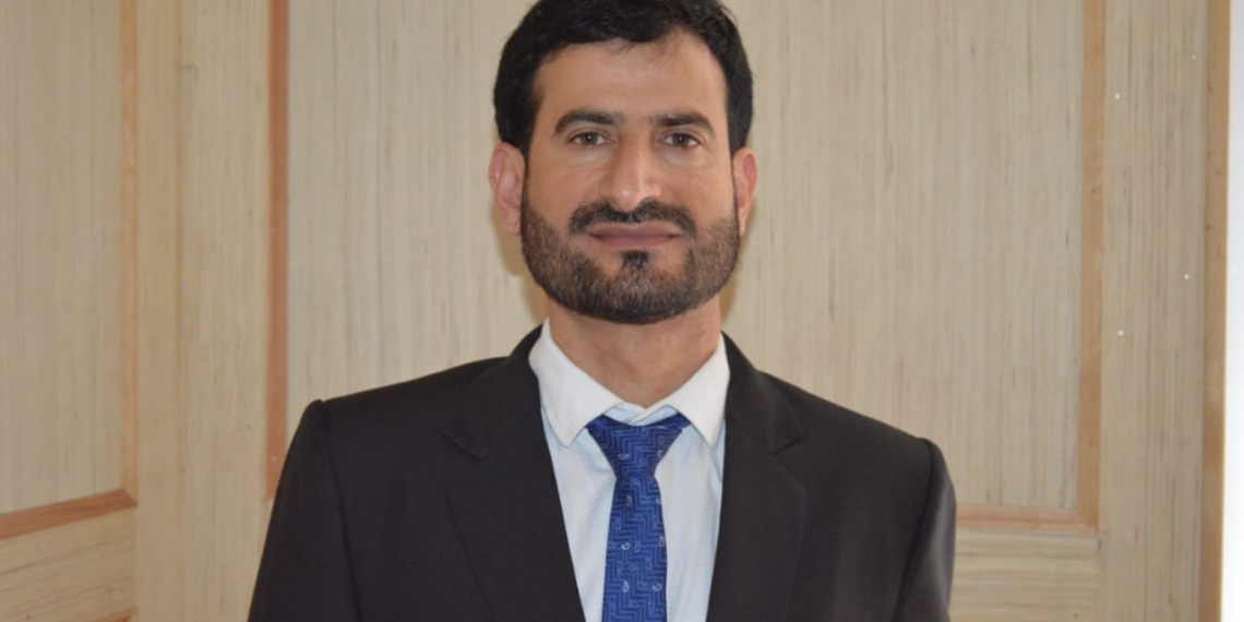 Imran Shah lauds forces for giving opportunity to two youth to surrender in Kulgam.