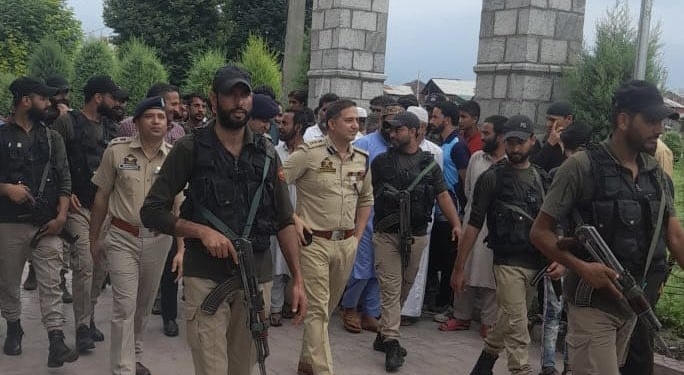 SSP Srinagar Visits Anchar Soura, Local Raises Issues..