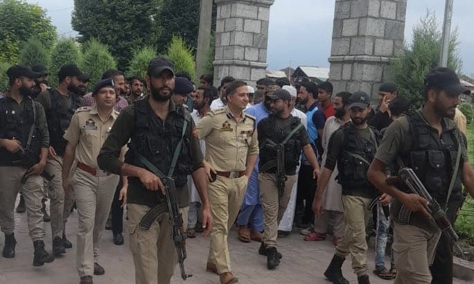 SSP Srinagar Visits Anchar Soura, Local Raises Issues..