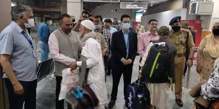Watch_Video_And_SHARE_First batch of 145 J&K pilgrims return from Saudi Arabia after performing Hajj 2022