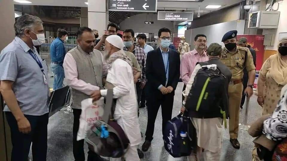 Watch_Video_And_SHARE_First batch of 145 J&K pilgrims return from  Saudi Arabia after performing Hajj 2022