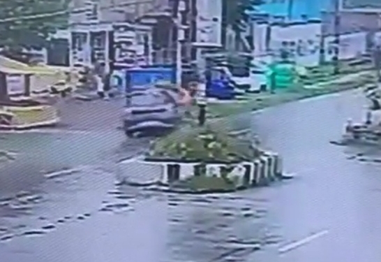 Watch_CCTV_Footage_ Man killed, his wife critical in Srinagar at 90ft Road near Al Khuddam Ahmad Nagar area of Srinagar