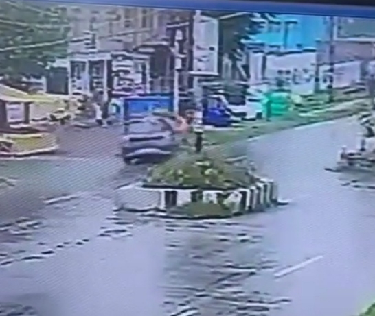 Watch_CCTV_Footage_ Man killed, his wife critical in Srinagar at 90ft Road near Al Khuddam Ahmad Nagar area of Srinagar