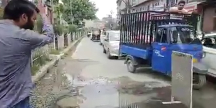 Watch: Munawar Abad Srinagar residents and shopkeepers slam PHE for failing to repair leaking pipeline opposite Paris Automobile ..