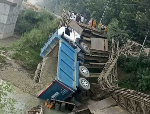 Bridge Collapsed In Kashmir , Driver Narrowly Escaped