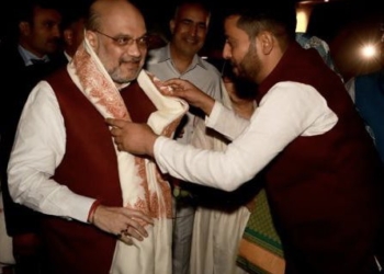 DDC Member Er Aijaz Presents Dignitary A Special Gift-Paper Machie Carved Shikara To Home Minister Amit Shah At Raj Bhawan