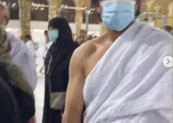 Shah Rukh Khan Performs Umrah At Mecca