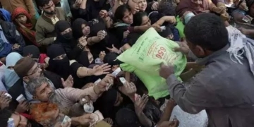 Pakistani Rupee Hits 262 Against US dollar, Economy Collapse