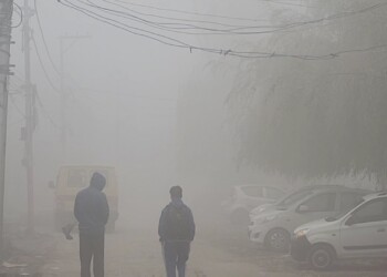 WATCH: Chilly Mornings in Srinagar Prompt Calls for Adjusted School Timings