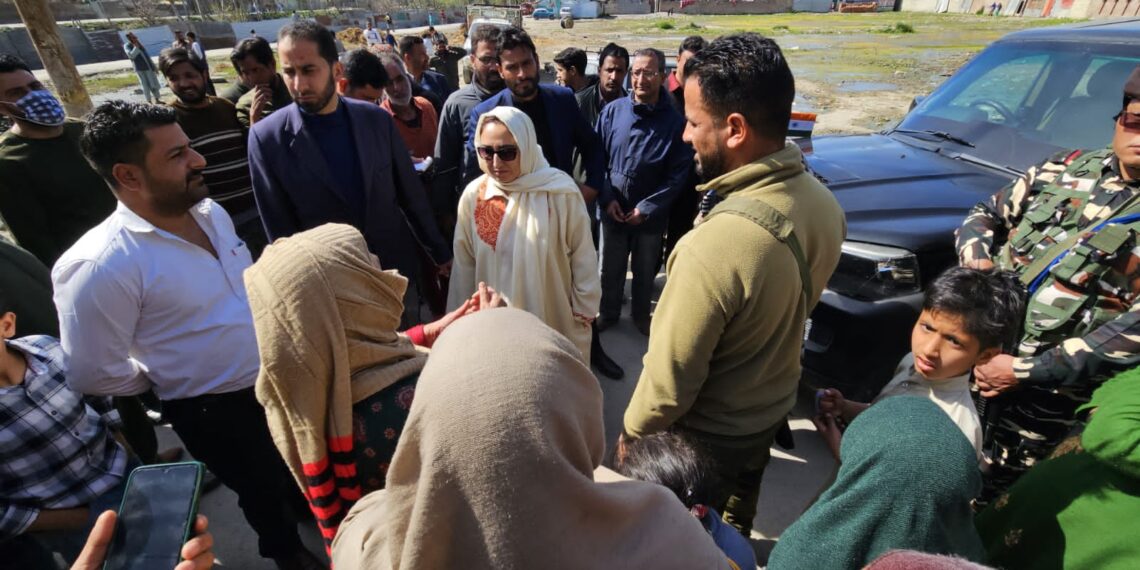 Dr Andrabi visits Barthana in Qamarwari along with revenue team for demarcation of Waqf land