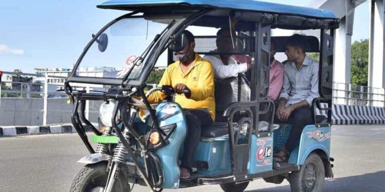 E-rickshaw drivers protest, allege harassment by traffic cops, call for 2-day strike
