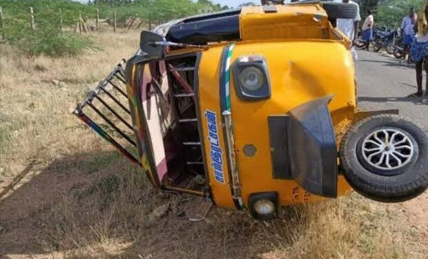 Auto-rickshaw driver Killed after hit by vehicle in Sonwar Sgr