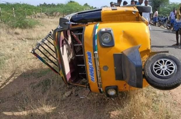 Auto-rickshaw driver Killed after hit by vehicle in Sonwar Sgr