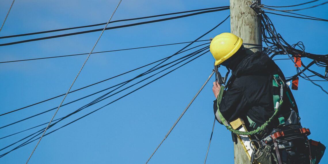 Lineman dies after falling from electric pole in Central Kashmir