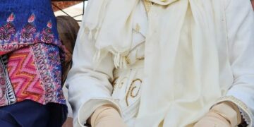 Dr Andrabi offers Eid prayers at Dargah Hazratbal, prays for the peace & prosperity of humanity, distributes sweets to the security staff
