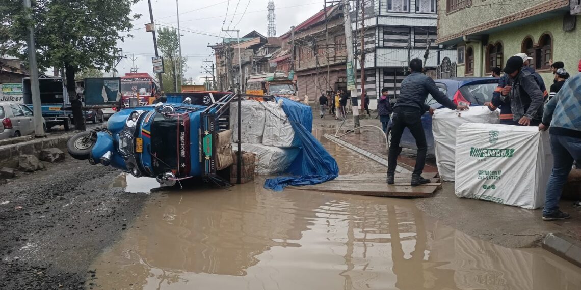 Breaking news Woman among 3 injured in road accident in Srinagar’s…