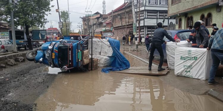Breaking news Woman among 3 injured in road accident in Srinagar’s…