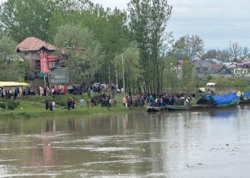 Tragic News: Boat carrying minors capsizes in river Jhelum in Sgr, locals Demand swift rescue operation