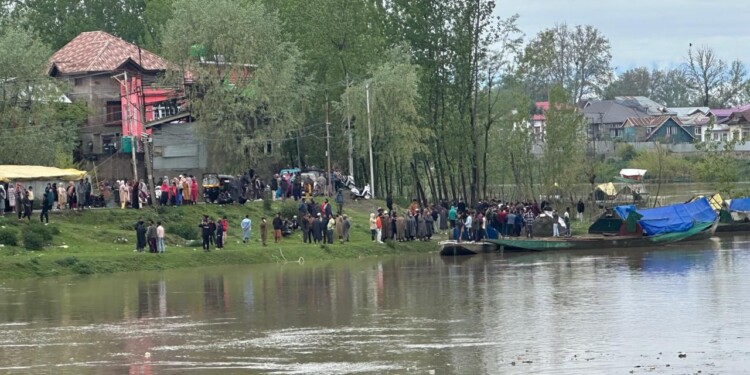 Tragic News: Boat carrying minors capsizes in river Jhelum in Sgr, locals Demand swift rescue operation
