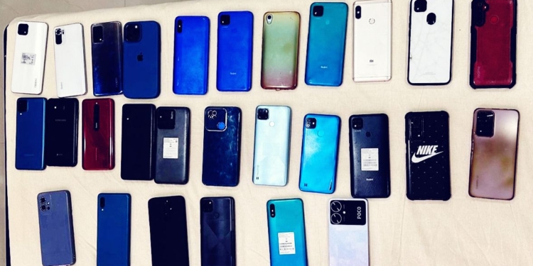 Cyber Police Station Kashmir Zone, Srinagar traces and recovers Smartphones worth lakhs of rupees