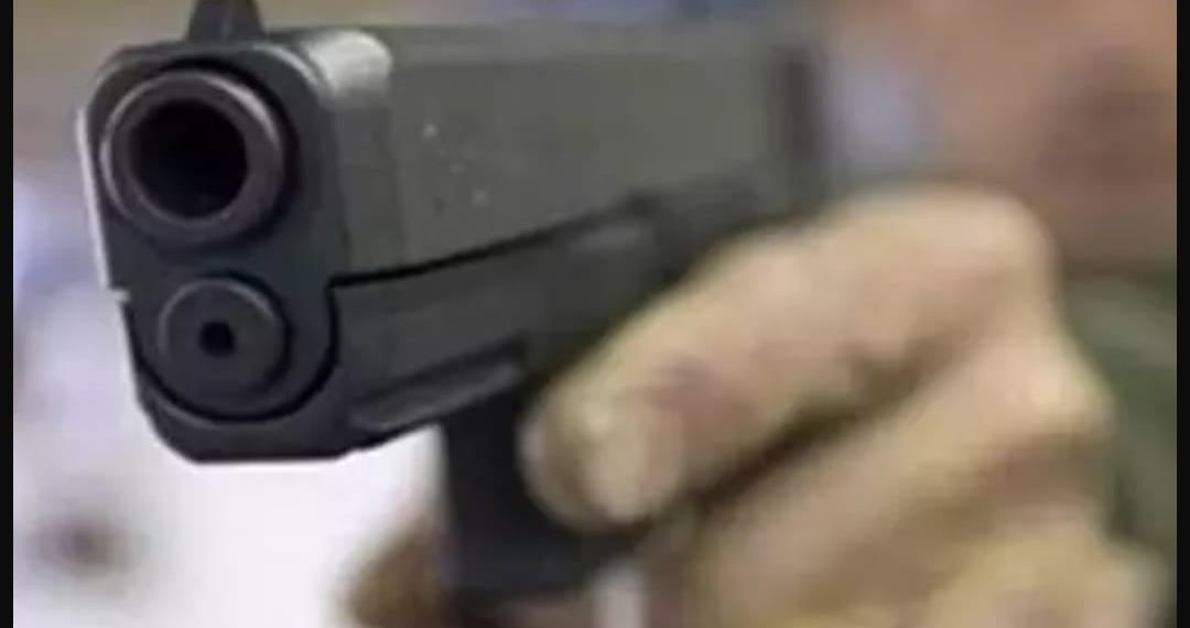 17-yr-old boy enters girlfriend’s house, kills…