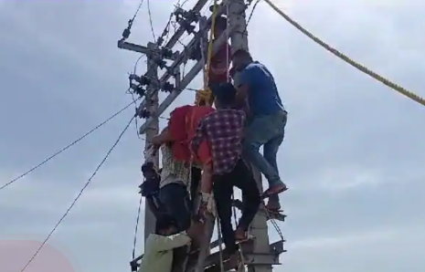 Video: UP Man Busts Wife’s Extramarital Affair, She Climbs…