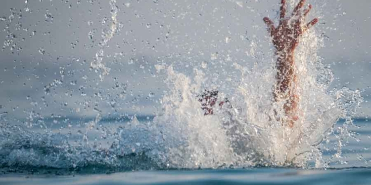 Unknown person jumps in Dal lake in UT J&K.