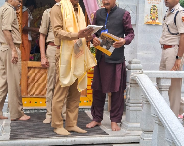 DGP visits Sharda Temple at LoC Teetwal