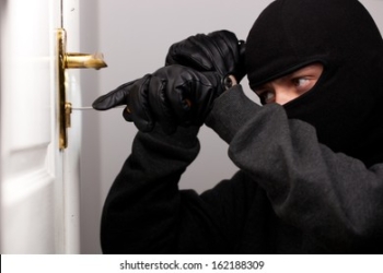 Thieves break into 4 shops, school in ….decamp with cash, valuables
