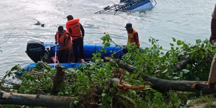Speedy oil tanker falls into Jhelum in UT J&K