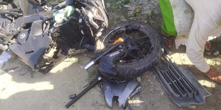 2 critically injured after bike collides head-on with vehicle in Sopore