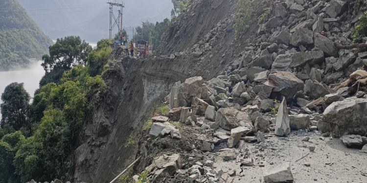 Mughal road closed due to fresh land slide at…