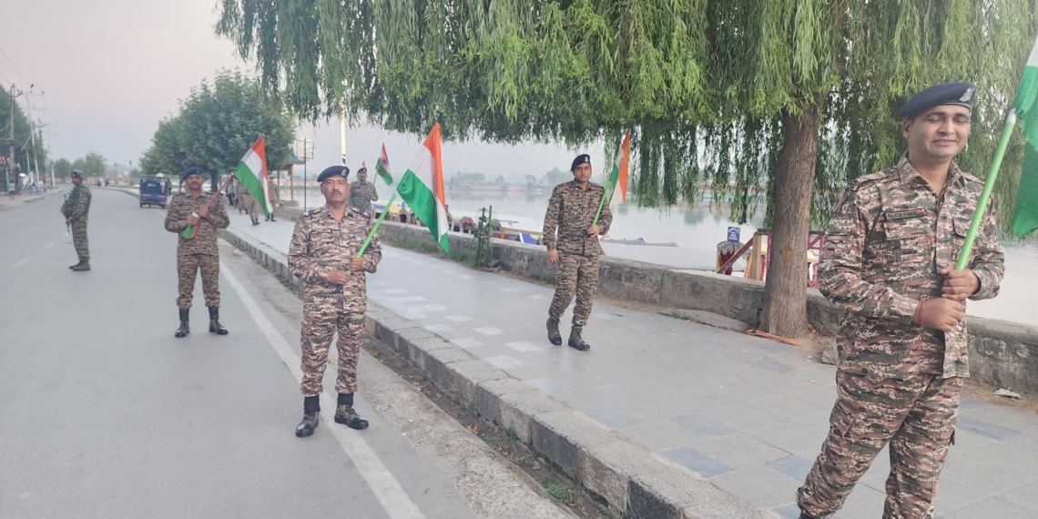 CRPF Battalion 61 Leads Patriotic ‘Tiranga Rally’ on Dal Lake Banks Ahead of Independence Day