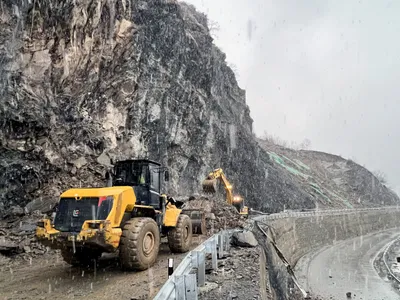 Mudslide, shooting stones force closure of Srinagar-Jammu National Highway