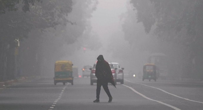 Delhi freezes as temperature dips to 4.5°C, cold wave grips North India