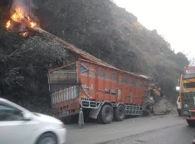 Driver dies after tree falls on truck near Nachlana on Jammu-Srinagar highway