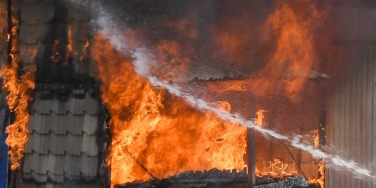 Blaze Engulfs Three Houses Commercial building in Old Srinagar