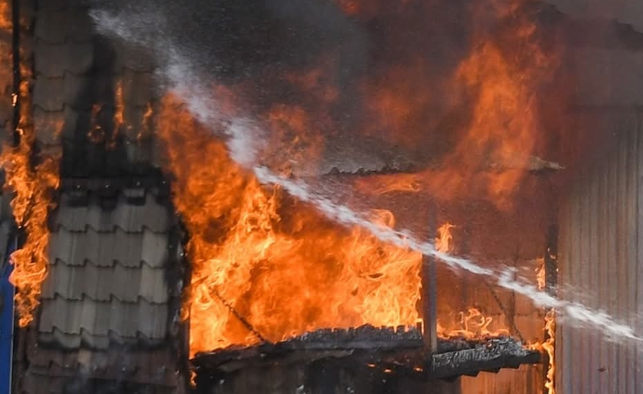Blaze Engulfs Three Houses Commercial building in Old Srinagar