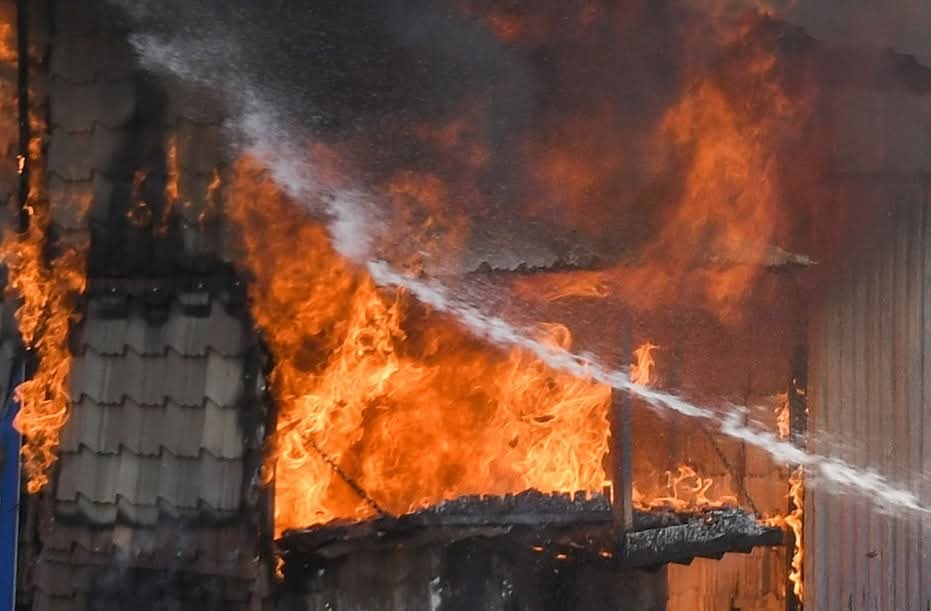 Blaze Engulfs Three Houses Commercial Building In Old Srinagar