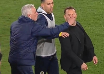 Jose Mourinho Grabs Galatasaray Coach’s Face After Losing Istanbul Derby