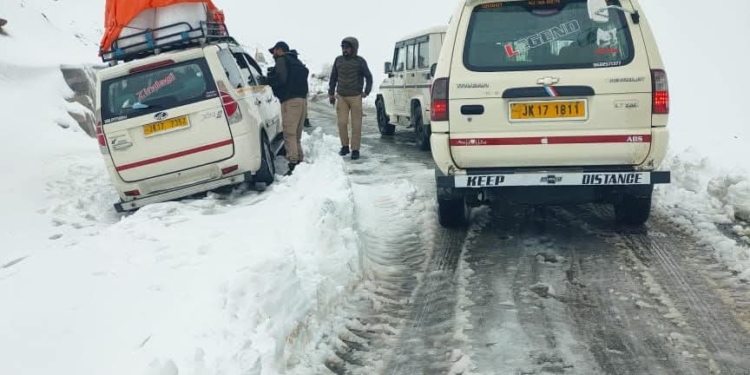 Amid Snowfall: Stranded Passenger Vehicle Rescued at Sinthan Top By Anantnag Police
