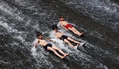 Kashmiri kids beat the summer heat