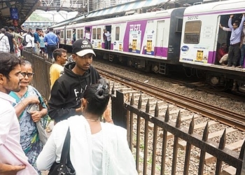 Four die, two injured after falling from overcrowded local train in Thane; Railway mulls automatic doors