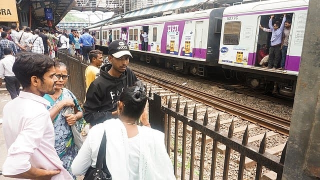 Four die, two injured after falling from overcrowded local train in Thane; Railway mulls automatic doors
