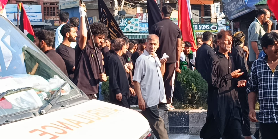 Thousands Join 8th Muharram Mourning Amid Tight Security, Police, Volunteers Distribute Water to Mourners Battling Summer Heat