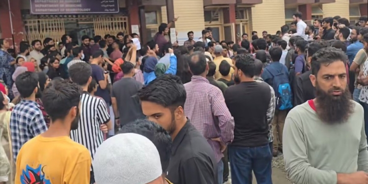 SMHS Doctors Shut Hospital Gates After Colleague Assaulted, Attendees Protest Against Gate Closure