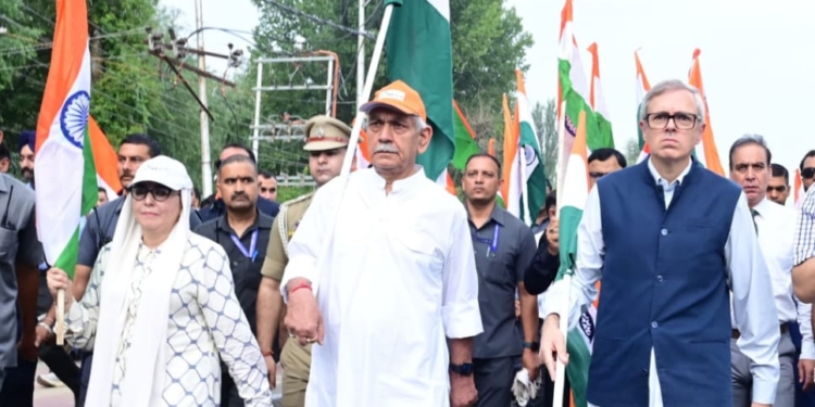 Lieutenant Governor flags off Tiranga Yatra from Dal Lake in Srinagar