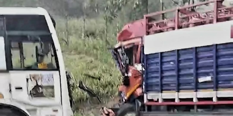 School bus, gas cylinder truck collide in Ganderbal, Six students, teacher sustain minor injuries